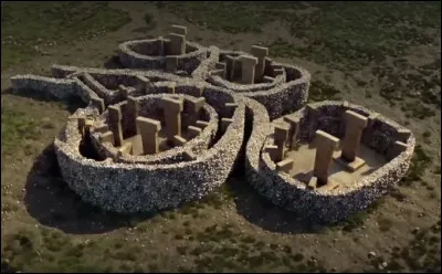 Accessoirement, remarquons que cette époque correspond très exactement à/au ...[quoi donc ?] du mégalithisme européen.