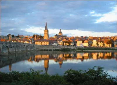 Clamecy et la Charit&eacute;-sur-Loire sont des villes du d&eacute;partement :
