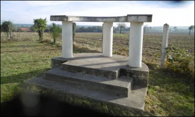 Le point culminant du d&eacute;partement est le mont Magnoux, &agrave; 504 m&egrave;tres d'altitude, situ&eacute; dans la bordure sud ouest :