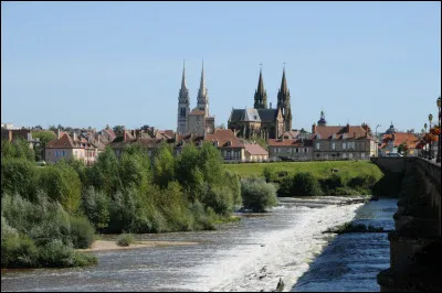 Sa pr&eacute;fecture est Moulins :