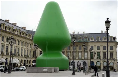 En octobre 2014, sur quelle place parisienne la sculpture gonflable "Tree" de Paul McCarthy a-t-elle été installée ?