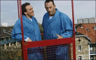 Gérard Depardieu s'évade d'un asile de fou avec son protégé Jean Réno grâce à une grue de chantier, mais dans quel film comique de 2003 se situe cette scène hilarante ?