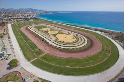Combien existe-t-il d'hippodromes en France ?