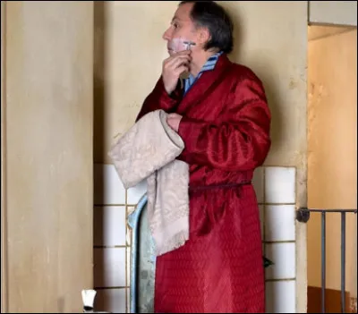 Dans quel film Fabrice Luchini est-il un bourgeois qui se lie d'amitié avec des espagnoles pauvres ?