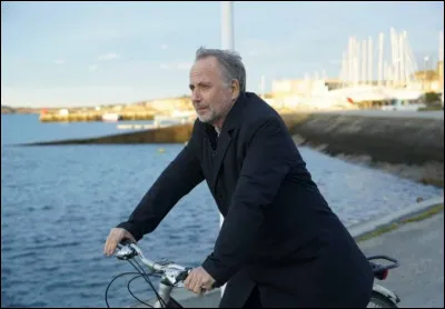 Dans quel film Fabrice Luchini est-il un critique littéraire enquêtant sur l'auteur d'un livre ?