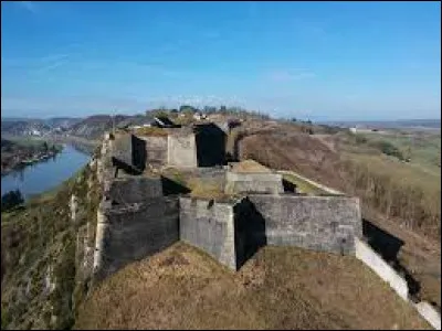 La citadelle de Givet, construite par Charles Quint, aussi nommée fort de Charlemont, se trouve dans le département :