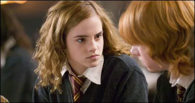 Pourquoi Hermione embrasse-t-elle Ron dans les livres ?