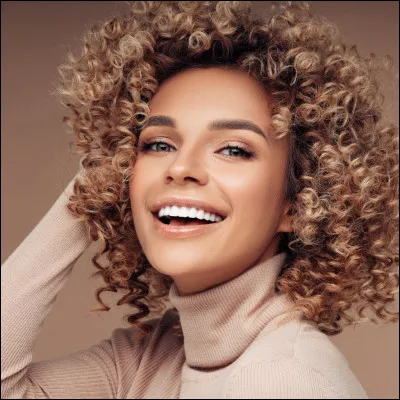 Préfères-tu les cheveux attachés ou lâchés ?