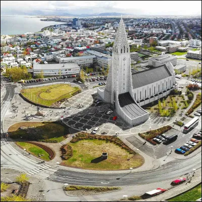 Quelle ville n'est pas en Norvège mais en Islande ?