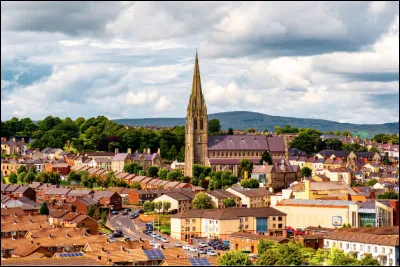 Quelle ville n'est pas en Angleterre mais en Irlande du Nord ?