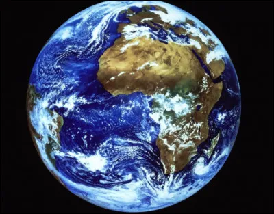 Dans quel pays le producteur de la série a-t-il, en partie, eu l'idée de relancer la franchise ?