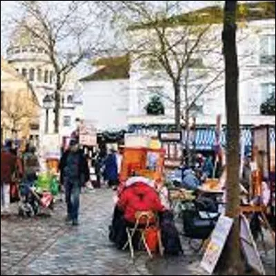 Quelle place parisienne, c&eacute;l&egrave;bre pour ses peintres et ses terrasses, se situe sur la butte Montmartre ?
