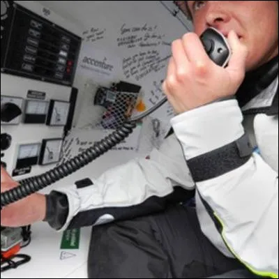 Quelle expression est utilis&eacute;e depuis les ann&eacute;es 1920 comme appel de d&eacute;tresse universel parl&eacute; quand des vies sont en danger ?