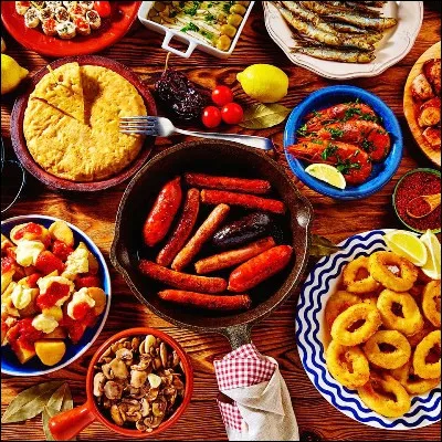 Quel plat de la cuisine espagnole doit son nom au r&eacute;cipient dans lequel il est cuisin&eacute; ?