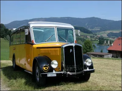 Cet autocar ancien de construction suisse est un modèle historique des Cars Postaux. J'ai oublié son nom, saurez-vous m'aider à le retrouver ?