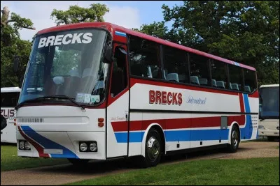 Ce curieux autocar néerlandais au nez arrondi a connu une longue carrière et est un modèle encore assez répandu sur les routes de France. Comment s'appelle-t-il ?