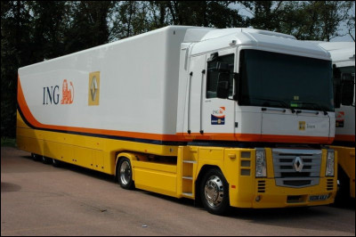 Modèle historique, ce tracteur routier français est le premier camion doté d'une cabine suspendue pneumatiquement au-dessus du moteur. Comment s'appelle-t-il ?