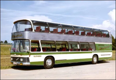 Cet autocar allemand est le premier car de tourisme à impérial au monde. Comment s'appelle-t-il ?