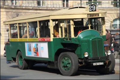Dans les années 1930, un voyage en autobus pouvait faire faire office de terrasse ambulante avec les passerelles à l'arrière. Quel est ce bus emblématique du réseau parisien d'autrefois ?
