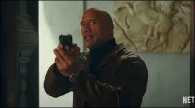 Avec qui Dwayne Johnson fait-il équipe dans le film "Red Notice" ?