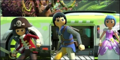 Dans "Super 4", quel est le nom du véhicule dans lequel les héros parcourent le monde ?