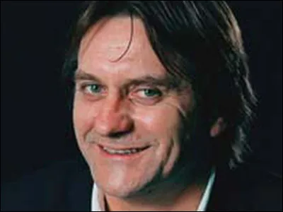 Cet acteur a joué dans une trentaine de films et a tourné dans des séries produites par France 2 (Sauvetage), France 3 (Le Refuge) ou M6 (Le Lycée) : c'est Maxime ...