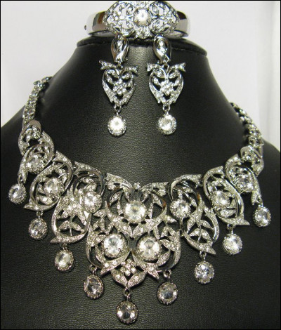 Qui a écrit "La Parure" ?