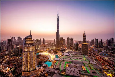 Quelle est celle ville, la plus grande des Émirats arabes unis, située sur le golfe Persique, cité du luxe, célèbre pour son immeuble le plus haut du monde, le gratte-ciel Burj Khalifa (828m) ?