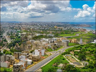 Quelle est cette ville, capitale de la République du Sénégal, plus grand centre industriel, commercial et financier du pays ?