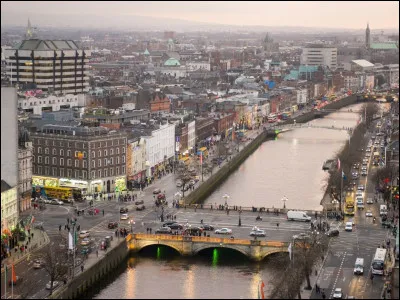 Quelle est cette ville, capitale et plus grande ville de l'État d'Irlande, principal centre économique du pays ?