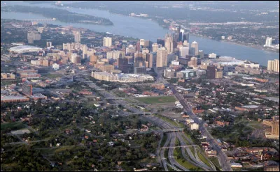 Quelle est cette ville de l'État du Michigan, capitale de l'industrie automobile des États-Unis avec les usines Ford, General Motors et Chrysler ?