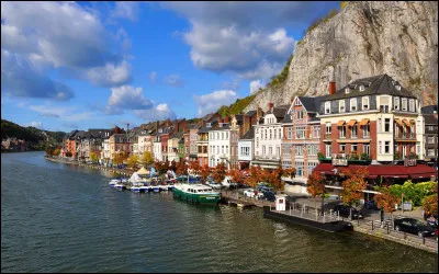 Quelle est cette ville francophone des Ardennes belges, bâtie sur la rive droite de la Meuse, patrie d'Adolf Sax, l'inventeur du saxophone ?