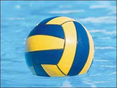 Ce ballon en plastique doit bien résister car il est destiné aux joueurs de...