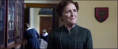 Comment s'appelle cette femme, à l'air sévère ?