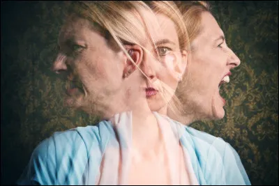 Dans la célèbre scène de la douche de « Psychose », comment Janet Leigh est-elle tuée ?