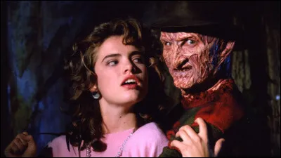 À quel moment Freddy Krueger attaque-t-il ses victimes, armé de sa main gantée aux lames de rasoir ?