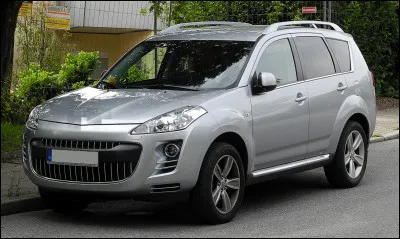 Du plus loin que je me souvienne, les VUS sont apparus vers 2010. Ils ont aussi bien vieilli que les modèles qui sont leurs contemporains mais le temps n'a pas embelli ce spécimen. Quel nom est apposé sur sa malle ?