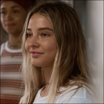 Combien de volts y avait-il dans les câbles quand Sarah est allée chercher la peluche de la petite fille dans lépisode 2 saison 2 ?