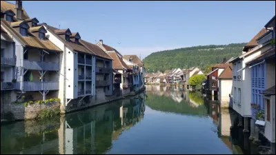 Vous pourrez y visiter la petite ville d'Ornans et le musée Courbet :