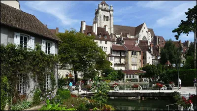 Dole est la ville la plus peuplée du département avec 23 700 habitants :