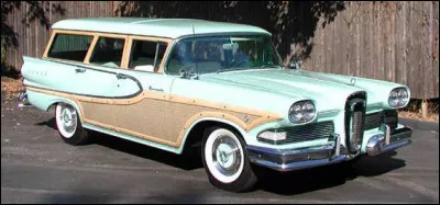 La région des Caraïbes est un territoire d'Amérique au climat tropical qui fait rêver bon nombre d'entre-nous. Cependant, pas loin de cette région idyllique se trouve l'un des plus grands mystères de l'humanité. J'espère que l'auto en illustration n'est pas une rescapée. Quel nom porte-t-elle ?