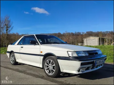 Dans un certain pays, des constructeurs proposent des véhicules qui seraient perçus comme des anomalies en Europe. Regardez cette automobile, elle a les dimensions d'une compacte mais sa carrosserie est celle d'un coupé. Quel nom porte-t-elle ?