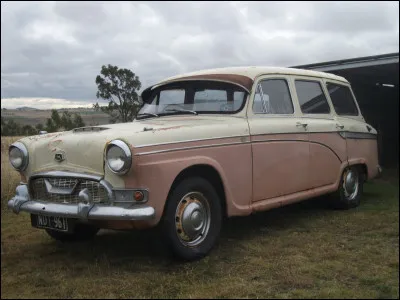 L'Australie est sous l'autorité de sa Majesté d'Angleterre. Je ne m'étonne pas que quelques voitures britanniques se soient aventurées à l'autre bout du monde comme celle en illustration. Quel est son nom ?