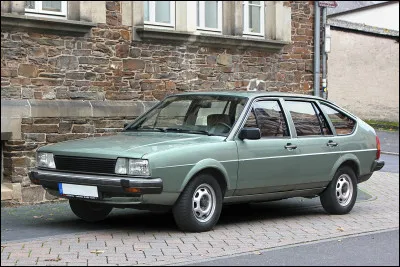 Peu connaissent la marque automobile NSU, mais dans les années 1970-1980, une marque automobile s'est permis de piller son savoir faire et de la faire disparaître des marchés. Grâce aux techniques NSU est née cette berline. Quel nom porte-t-elle ?
