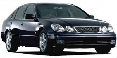 Cette berline a été vendue sous la division haut de gamme de sa maison mère partout dans le monde sauf sur son marché national où le logo de sa maison mère y est apposé. Parmi ces propositions, laquelle correspond au modèle en illustration ?