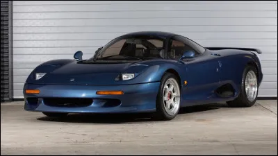 Considérée comme l'une des premières voitures au monde à être entièrement fabriquée en fibre de carbone, cette sportive dispose d'un passif avec la piste mancelle. Quel nom porte-t-elle ?