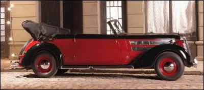 En 2022, les constructeurs automobiles qui ont fait faillite puis ont été rachetés et qui persistent encore sont peu nombreux. Le modèle en illustration a été produit avant la faillite de son constructeur. Quel nom porte-t-elle ?