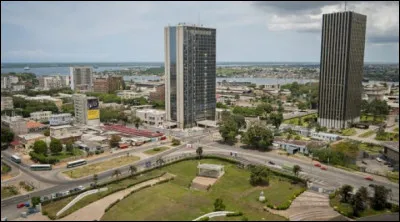 Quelle est cette ville de 4,8 millions d'habitants, capitale économique de la Côte d'Ivoire ?