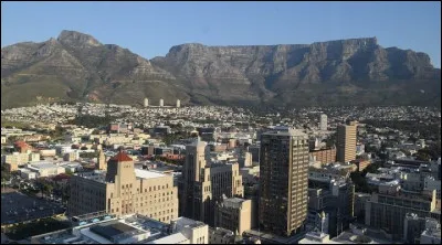 Quelle est cette ville de 4,6 millions d'habitants, deuxième plus grande ville et capitale législative d'Afrique du Sud ?