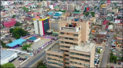 Quelle est cette ville de 4,2 millions d'habitants, capitale du Ghana, poumon économique du pays ?